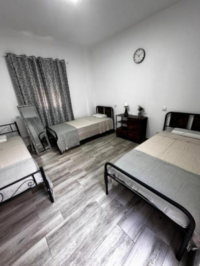 Amplia casa entera con patio y terraza para familia y grupo de amigos